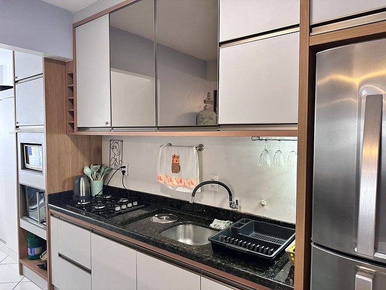 A 50 metros da praia, mercado 24 horas, vista para o mar e l