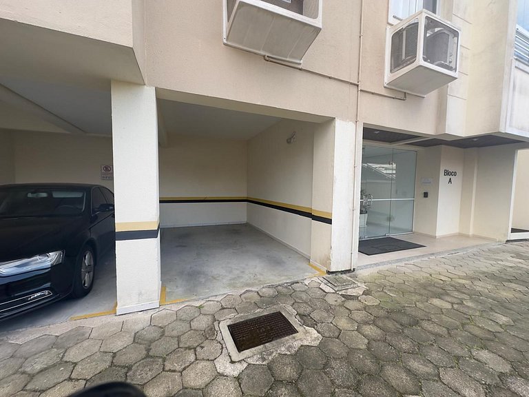 Piscina varanda espaçosa com churrasqueira a 3 min da praia