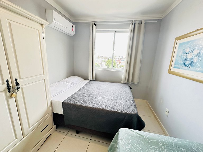 Piscina varanda espaçosa com churrasqueira a 3 min da praia