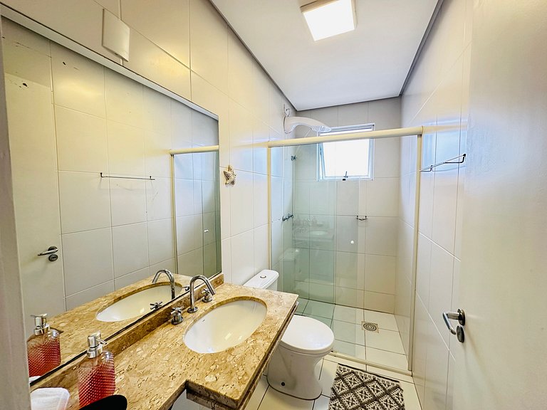 Piscina varanda espaçosa com churrasqueira a 3 min da praia