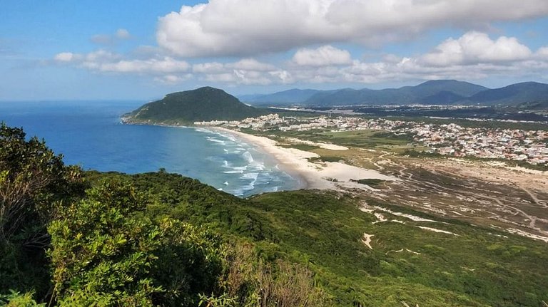 Piscina varanda espaçosa com churrasqueira a 3 min da praia