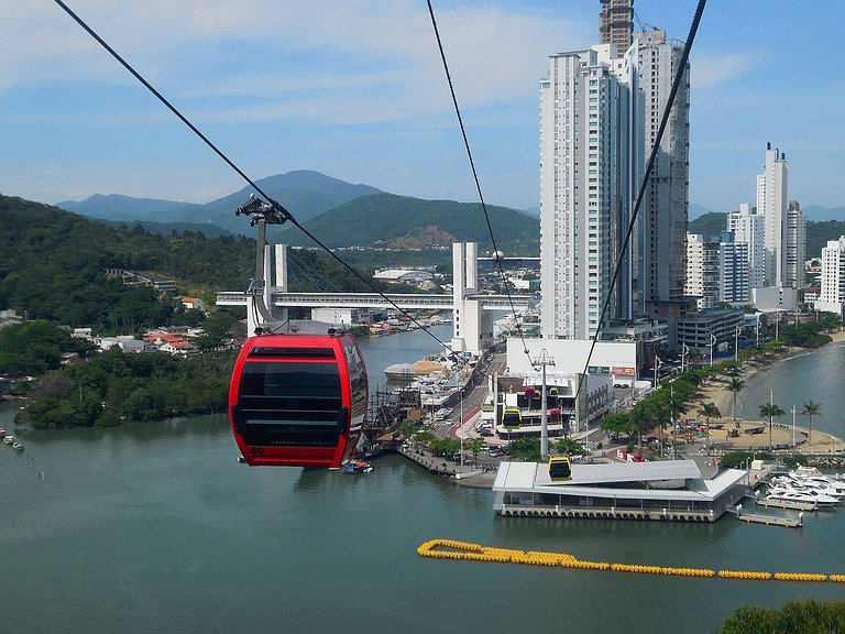 A 50 m da Praia Central com 2 quartos e garagem