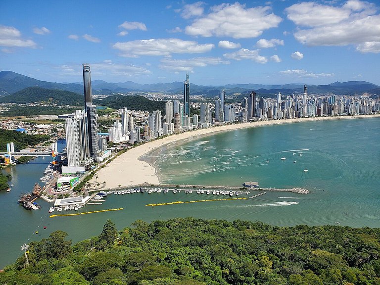 A 50 m da Praia Central com 2 quartos e garagem
