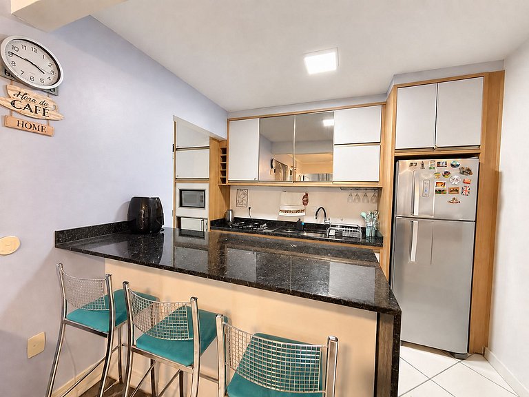 A 50 m da Praia Central com 2 quartos e garagem